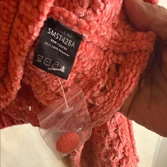 POL Open-Knit V-Neck Cropped Sweater in Coral - Picture 2 of 5